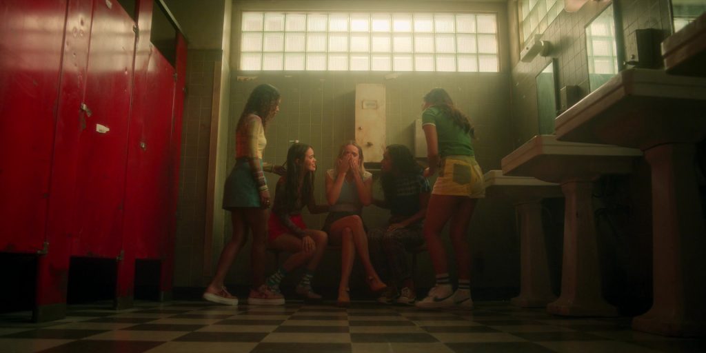 Nike Sneakers in Pretty Little Liars - Original Sin S02E02 “Chapter Two - The Spirit Queen” (2024) (Image 10)