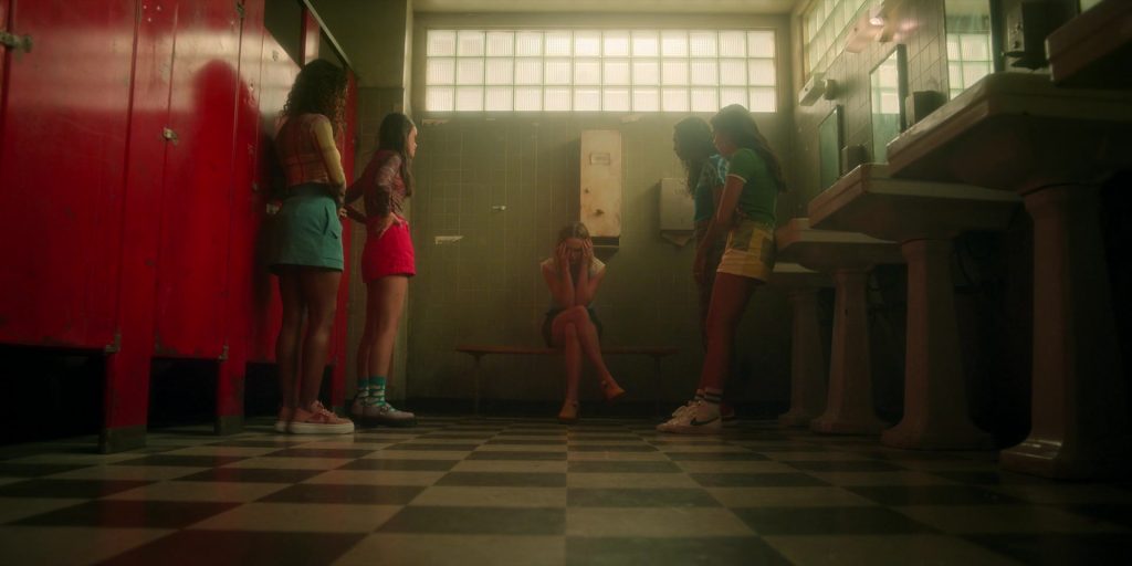 Nike Sneakers in Pretty Little Liars - Original Sin S02E02 “Chapter Two - The Spirit Queen” (2024) (Image 14)