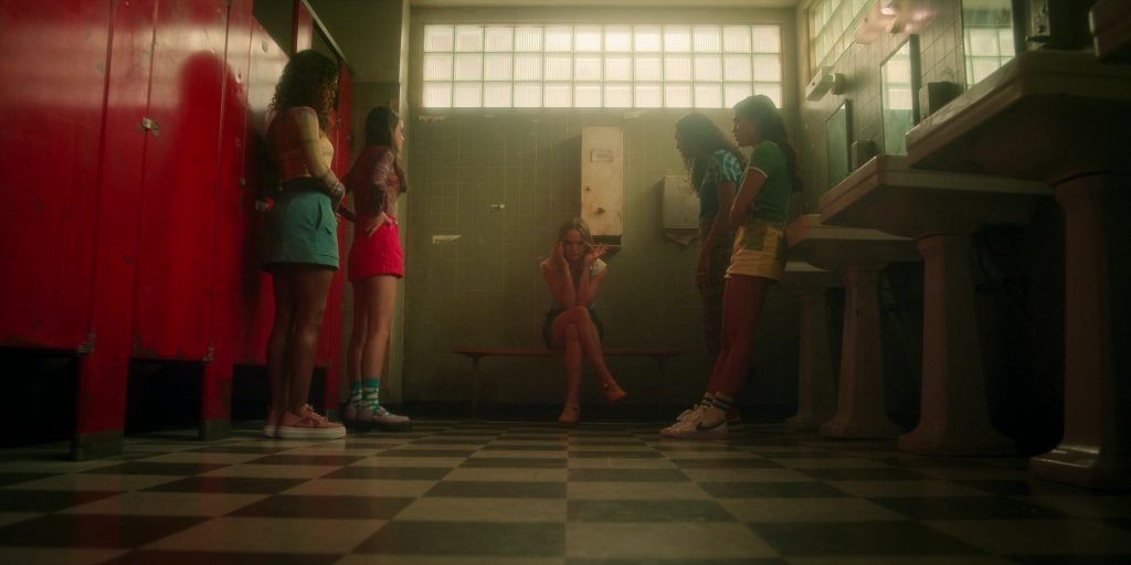 Nike Sneakers in Pretty Little Liars - Original Sin S02E02 “Chapter Two - The Spirit Queen” (2024) (Image 15)