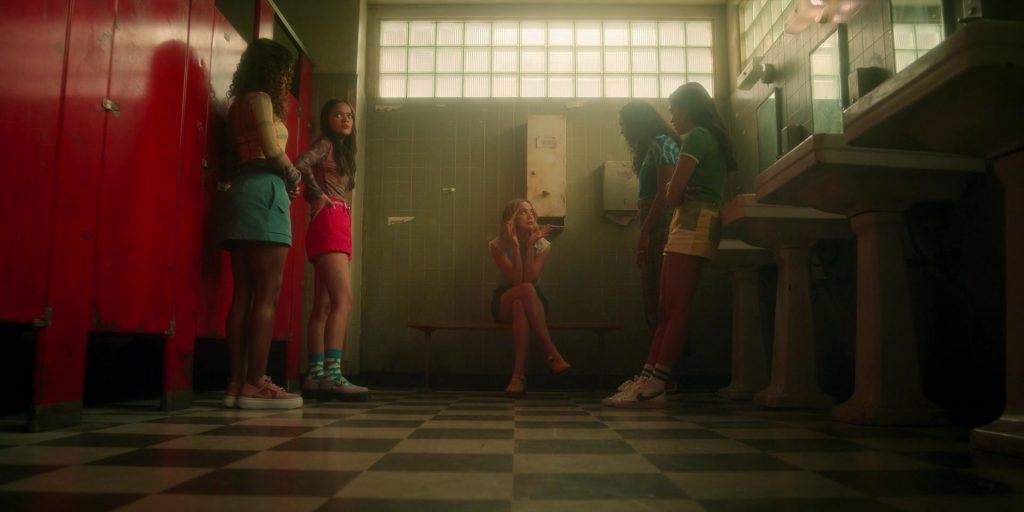 Nike Sneakers in Pretty Little Liars - Original Sin S02E02 “Chapter Two - The Spirit Queen” (2024) (Image 16)
