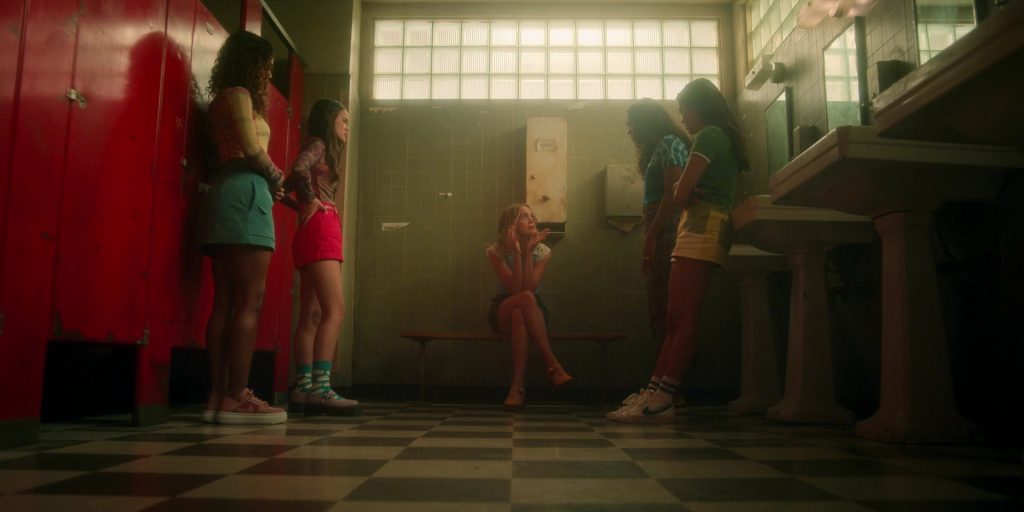 Nike Sneakers in Pretty Little Liars - Original Sin S02E02 “Chapter Two - The Spirit Queen” (2024) (Image 17)