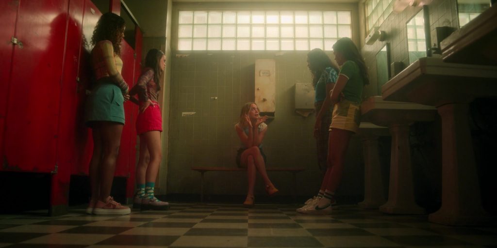 Nike Sneakers in Pretty Little Liars - Original Sin S02E02 “Chapter Two - The Spirit Queen” (2024) (Image 18)