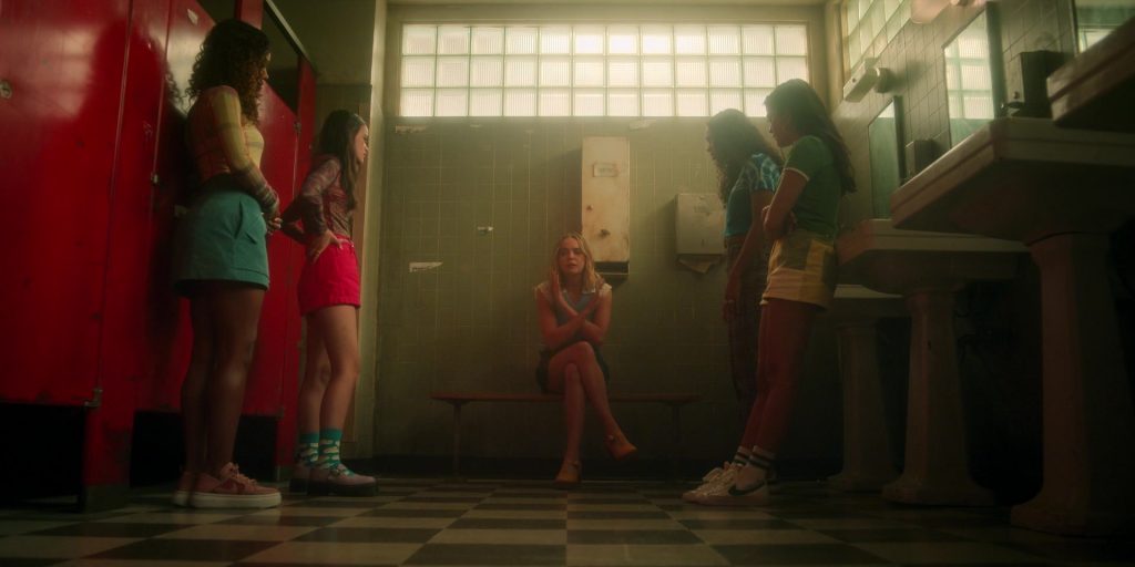 Nike Sneakers in Pretty Little Liars - Original Sin S02E02 “Chapter Two - The Spirit Queen” (2024) (Image 19)