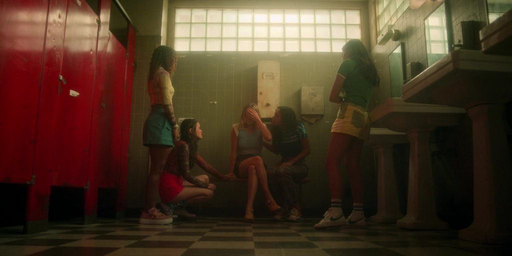 Nike Sneakers in Pretty Little Liars - Original Sin S02E02 “Chapter Two - The Spirit Queen” (2024) (Image 2)
