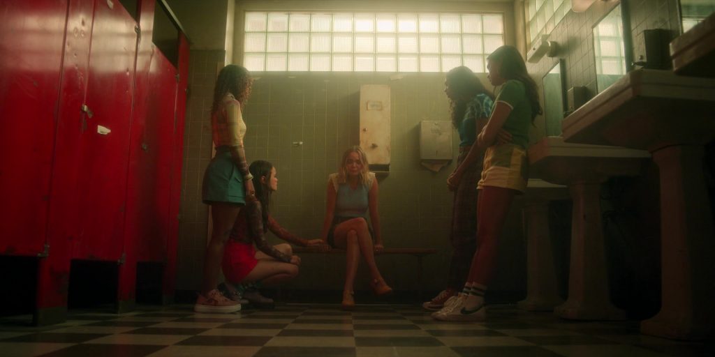 Nike Sneakers in Pretty Little Liars - Original Sin S02E02 “Chapter Two - The Spirit Queen” (2024) (Image 20)