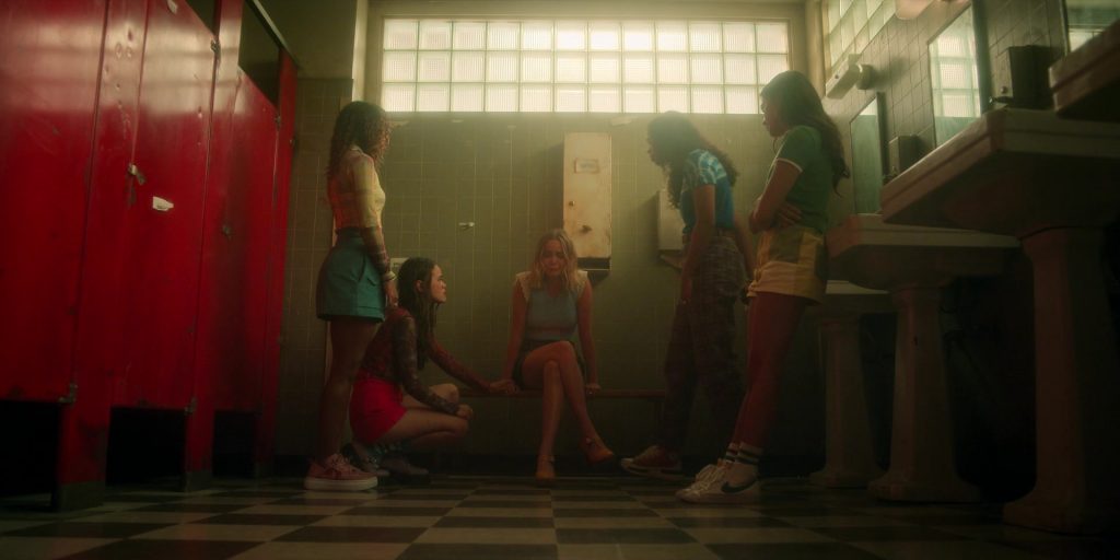 Nike Sneakers in Pretty Little Liars - Original Sin S02E02 “Chapter Two - The Spirit Queen” (2024) (Image 21)