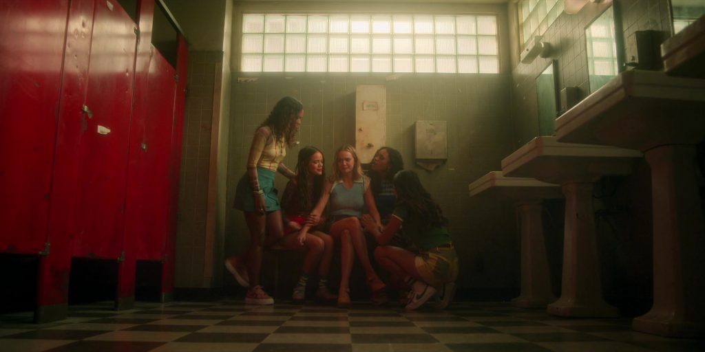 Nike Sneakers in Pretty Little Liars - Original Sin S02E02 “Chapter Two - The Spirit Queen” (2024) (Image 22)