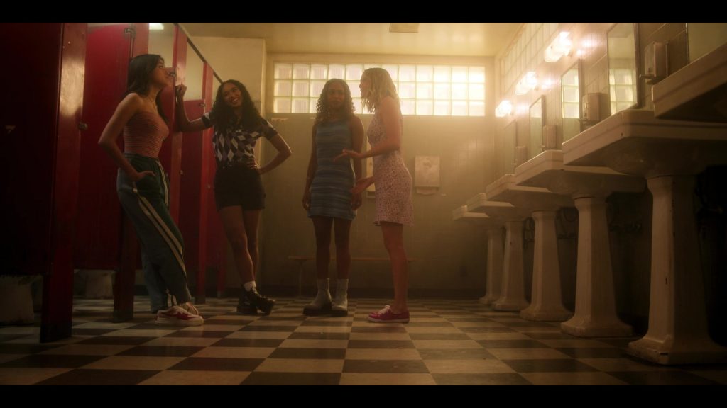 Nike Sneakers in Pretty Little Liars - Original Sin S02E03 “Sweet Sixteen” (2024) (Image 14)
