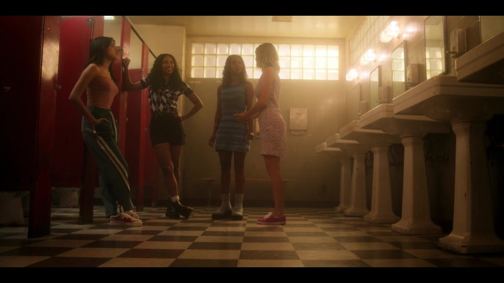 Nike Sneakers in Pretty Little Liars - Original Sin S02E03 “Sweet Sixteen” (2024) (Image 15)