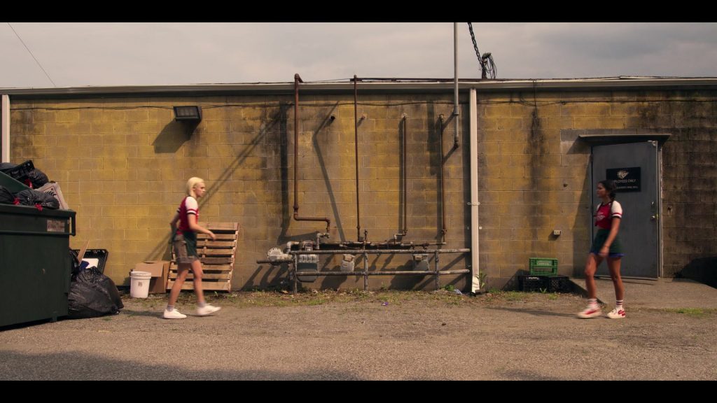 Nike Sneakers in Pretty Little Liars - Original Sin S02E03 “Sweet Sixteen” (2024) (Image 16)