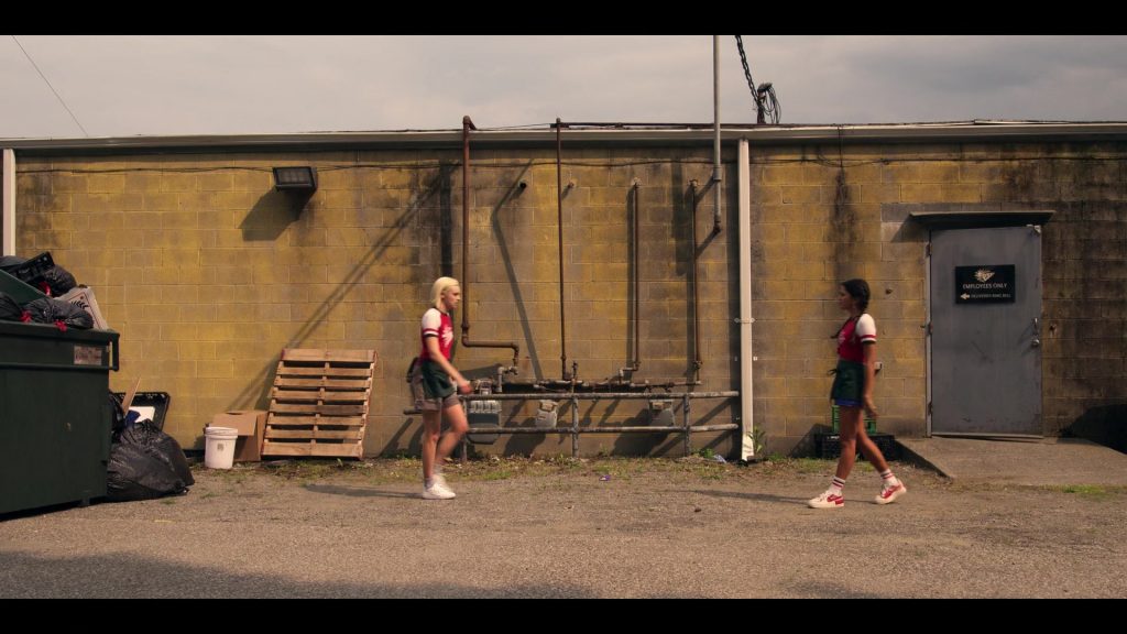 Nike Sneakers in Pretty Little Liars - Original Sin S02E03 “Sweet Sixteen” (2024) (Image 17)
