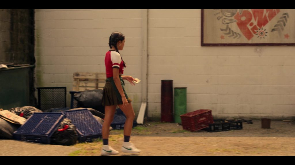 Nike Sneakers in Pretty Little Liars - Original Sin S02E03 “Sweet Sixteen” (2024) (Image 20)