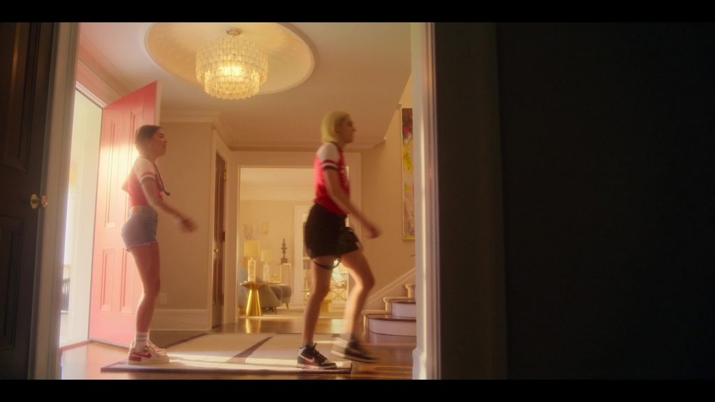 Nike Sneakers in Pretty Little Liars - Original Sin S02E04 “Chapter Fourteen - When a Stranger Calls Back” (2024) (Image 1)