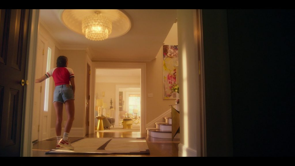 Nike Sneakers in Pretty Little Liars - Original Sin S02E04 “Chapter Fourteen - When a Stranger Calls Back” (2024) (Image 2)