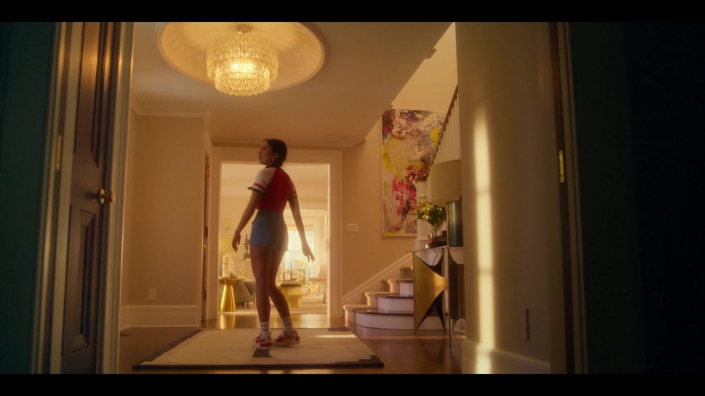 Nike Sneakers in Pretty Little Liars - Original Sin S02E04 “Chapter Fourteen - When a Stranger Calls Back” (2024) (Image 4)