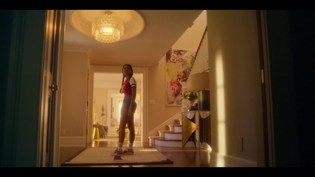 Nike Sneakers in Pretty Little Liars - Original Sin S02E04 “Chapter Fourteen - When a Stranger Calls Back” (2024) (Image 5)
