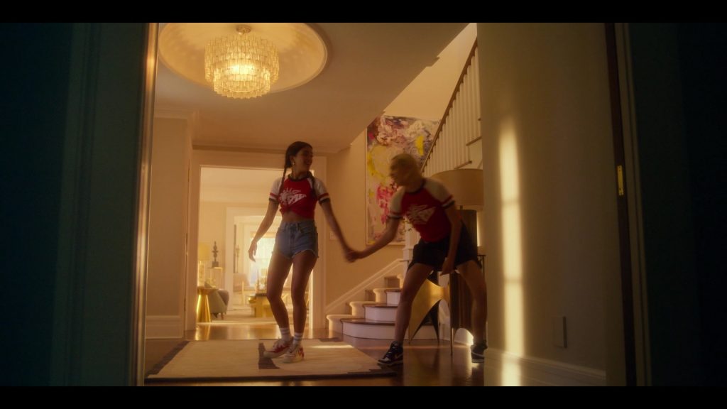 Nike Sneakers in Pretty Little Liars - Original Sin S02E04 “Chapter Fourteen - When a Stranger Calls Back” (2024) (Image 6)