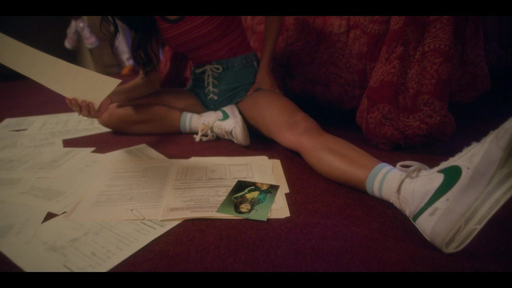 Nike Sneakers in Pretty Little Liars - Original Sin S02E05 “Chapter Fifteen - Friday the 13th” (2024) (Image 1)