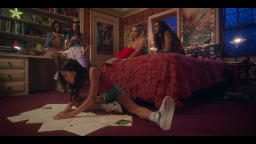 Nike Sneakers in Pretty Little Liars - Original Sin S02E05 “Chapter Fifteen - Friday the 13th” (2024) (Image 3)