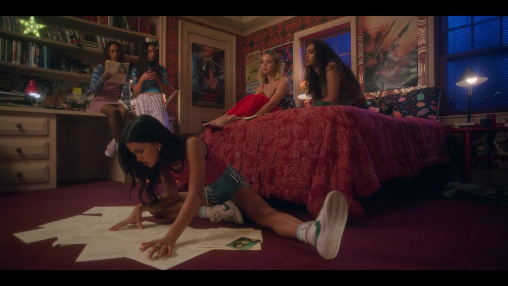 Nike Sneakers in Pretty Little Liars - Original Sin S02E05 “Chapter Fifteen - Friday the 13th” (2024) (Image 4)