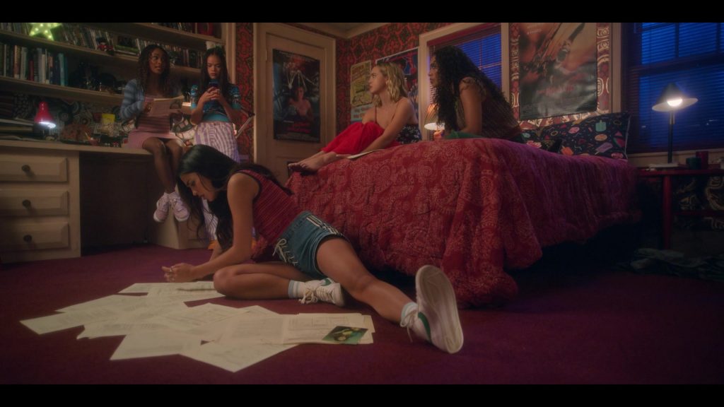 Nike Sneakers in Pretty Little Liars - Original Sin S02E05 “Chapter Fifteen - Friday the 13th” (2024) (Image 6)