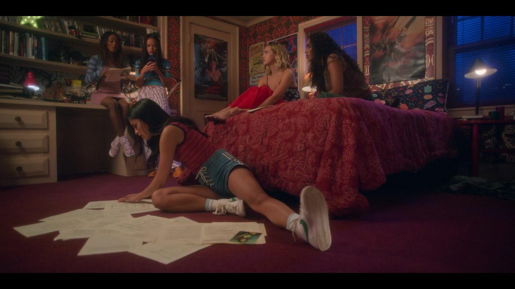 Nike Sneakers in Pretty Little Liars - Original Sin S02E05 “Chapter Fifteen - Friday the 13th” (2024) (Image 7)
