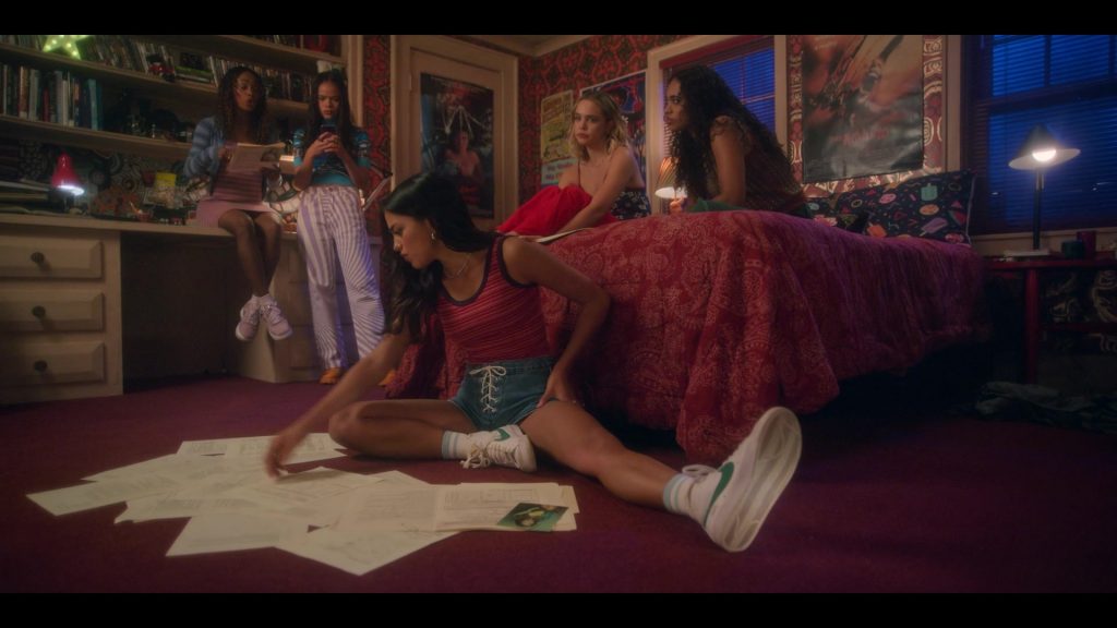 Nike Sneakers in Pretty Little Liars - Original Sin S02E05 “Chapter Fifteen - Friday the 13th” (2024) (Image 8)