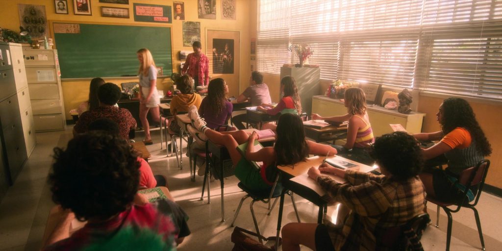 Nike Sneakers in Pretty Little Liars - Original Sin S02E06 “Chapter Sixteen - Hell House” (2024) (Image 11)