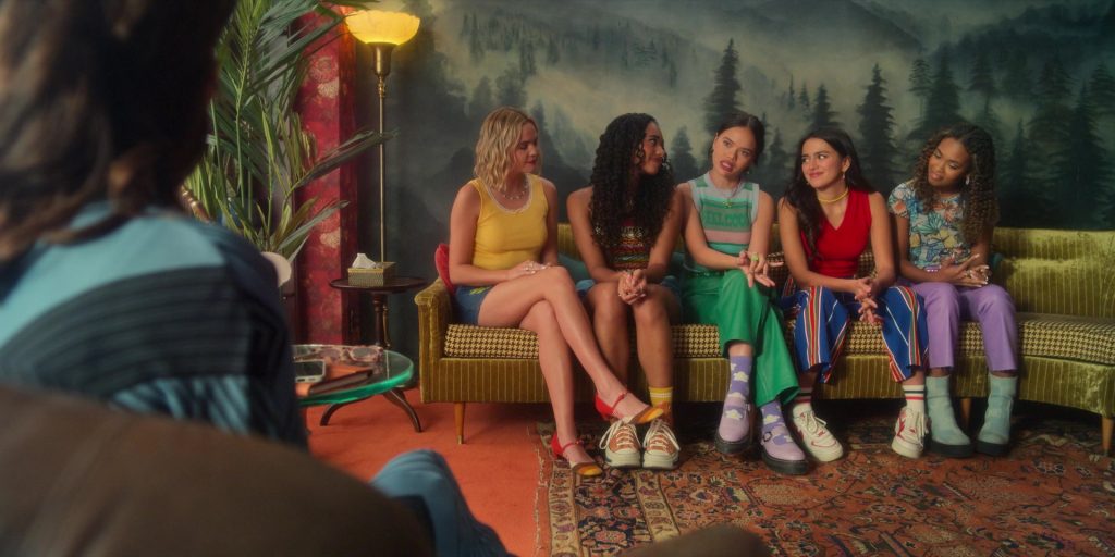 Nike Sneakers in Pretty Little Liars - Original Sin S02E08 “Chapter Eighteen - Final Exam” (2024) (Image 3)