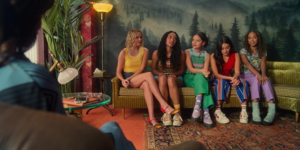 Nike Sneakers in Pretty Little Liars - Original Sin S02E08 “Chapter Eighteen - Final Exam” (2024) (Image 4)