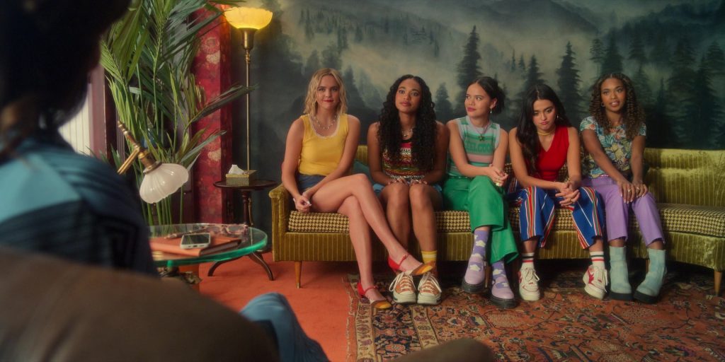Nike Sneakers in Pretty Little Liars - Original Sin S02E08 “Chapter Eighteen - Final Exam” (2024) (Image 6)