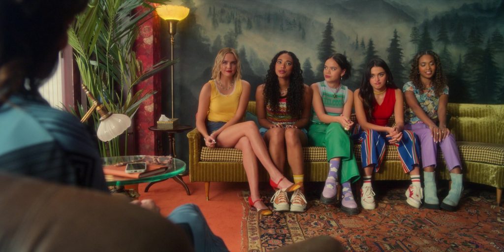 Nike Sneakers in Pretty Little Liars - Original Sin S02E08 “Chapter Eighteen - Final Exam” (2024) (Image 7)