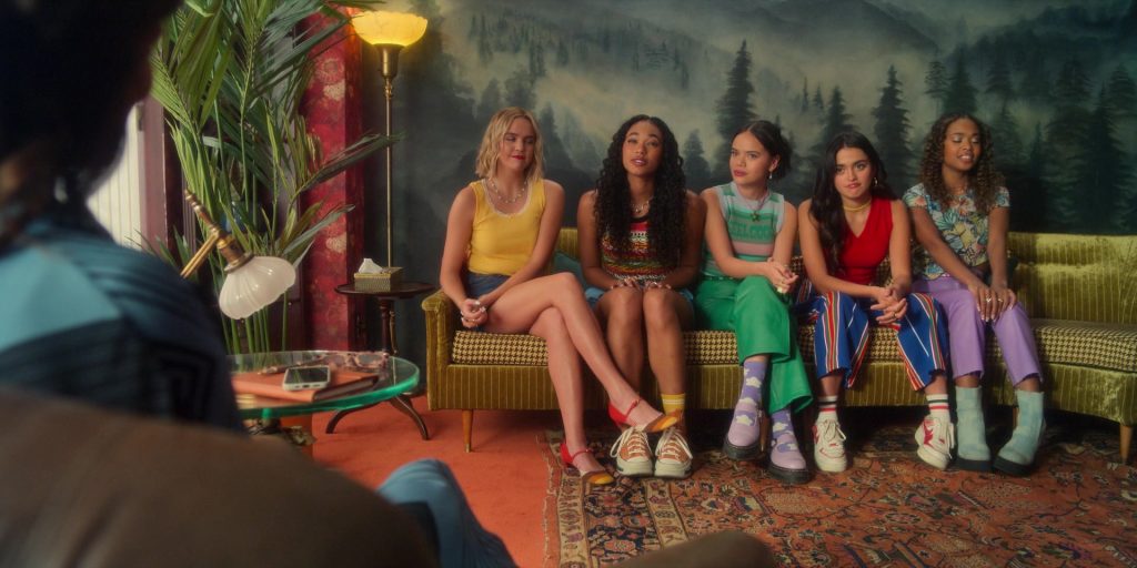 Nike Sneakers in Pretty Little Liars - Original Sin S02E08 “Chapter Eighteen - Final Exam” (2024) (Image 8)