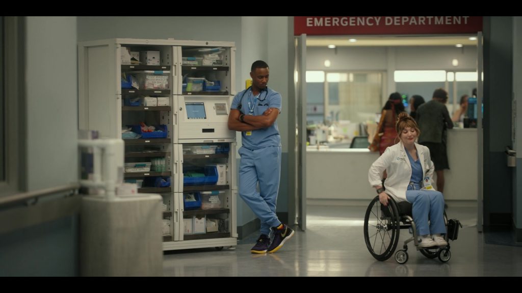 Nike Sneakers in Pulse S01E10 “Kennedy” (2025) (Image 2)