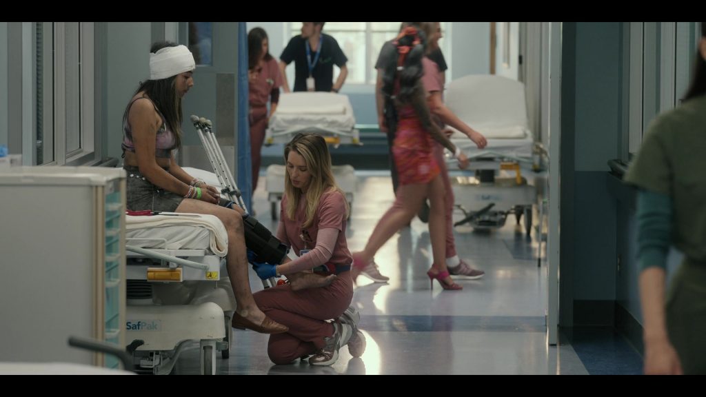 Nike Sneakers in Pulse S01E10 “Kennedy” (2025) (Image 5)