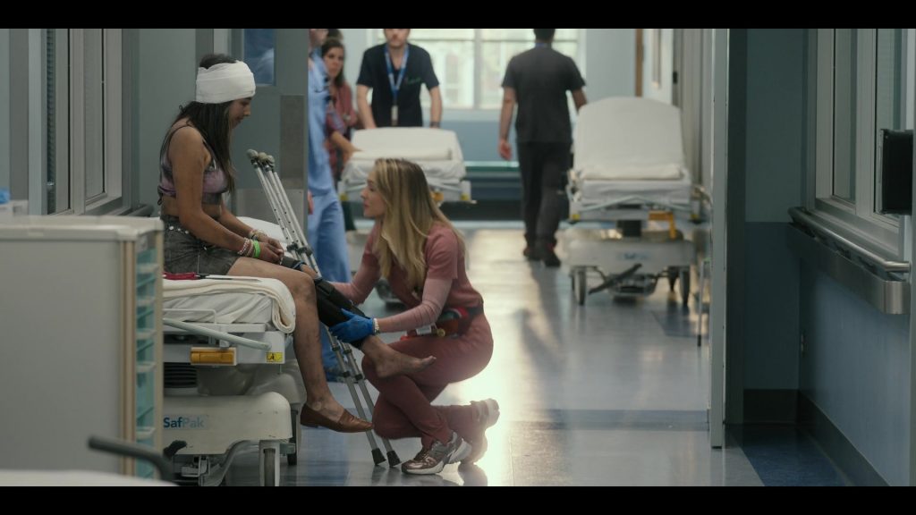 Nike Sneakers in Pulse S01E10 “Kennedy” (2025) (Image 7)