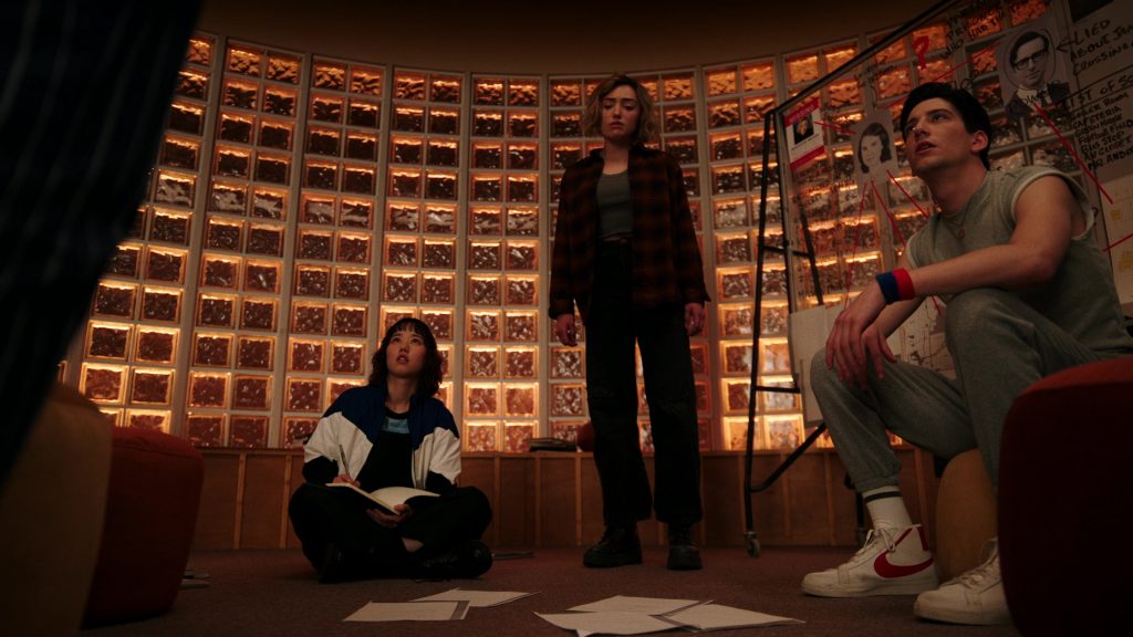 Nike Sneakers in School Spirits S02E03 “Can't Hauntly Wait” (2025) (Image 11)