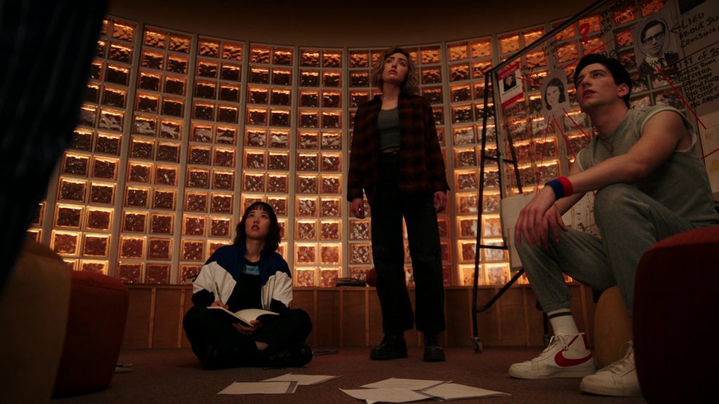 Nike Sneakers in School Spirits S02E03 “Can't Hauntly Wait” (2025) (Image 12)