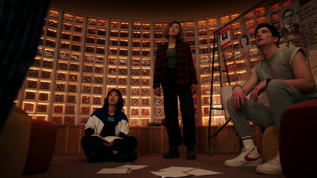 Nike Sneakers in School Spirits S02E03 “Can't Hauntly Wait” (2025) (Image 13)