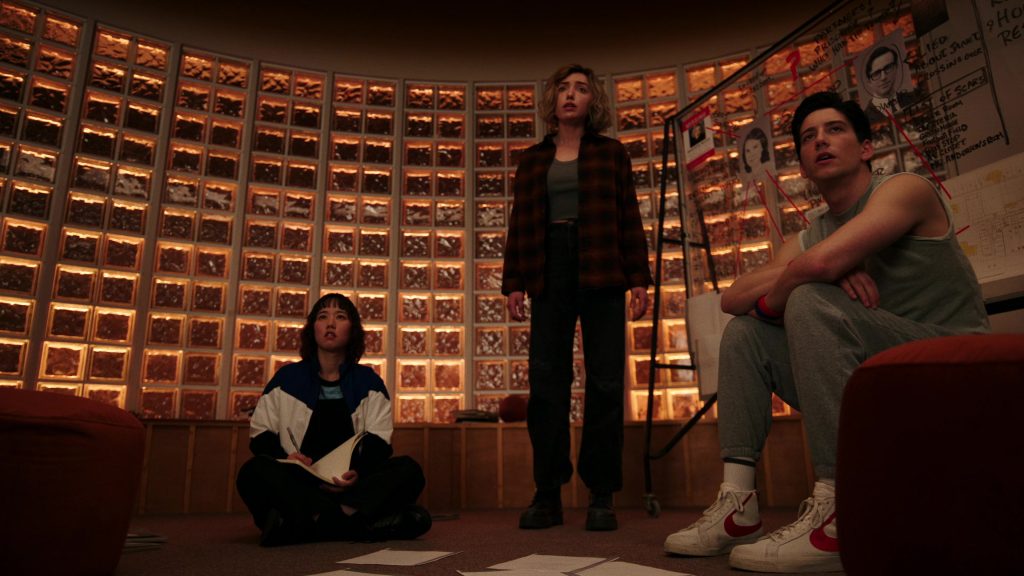 Nike Sneakers in School Spirits S02E03 “Can't Hauntly Wait” (2025) (Image 14)