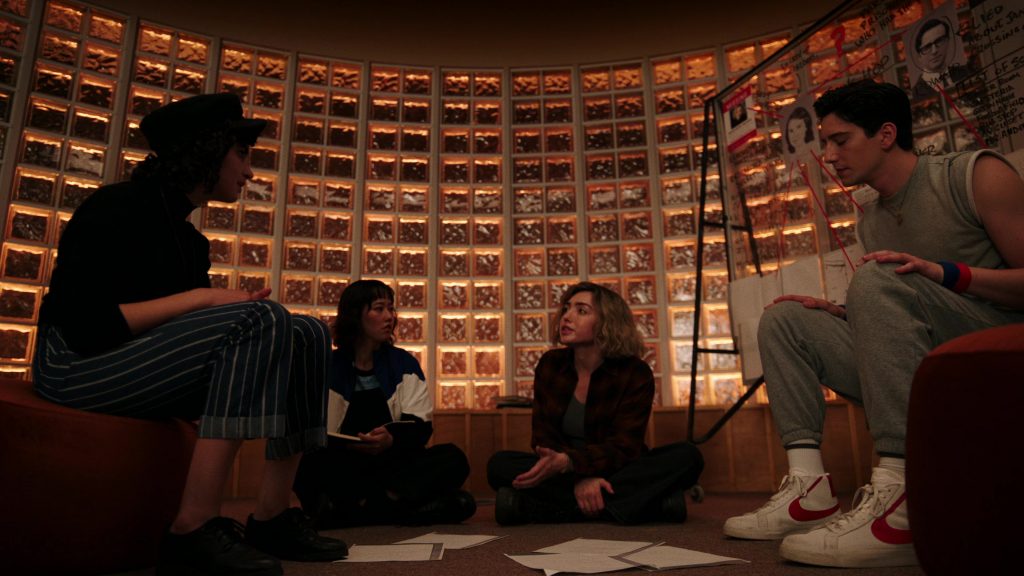 Nike Sneakers in School Spirits S02E03 “Can't Hauntly Wait” (2025) (Image 16)
