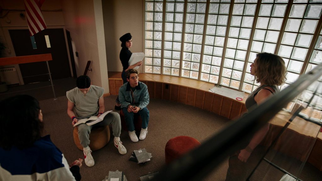 Nike Sneakers in School Spirits S02E03 “Can't Hauntly Wait” (2025) (Image 19)