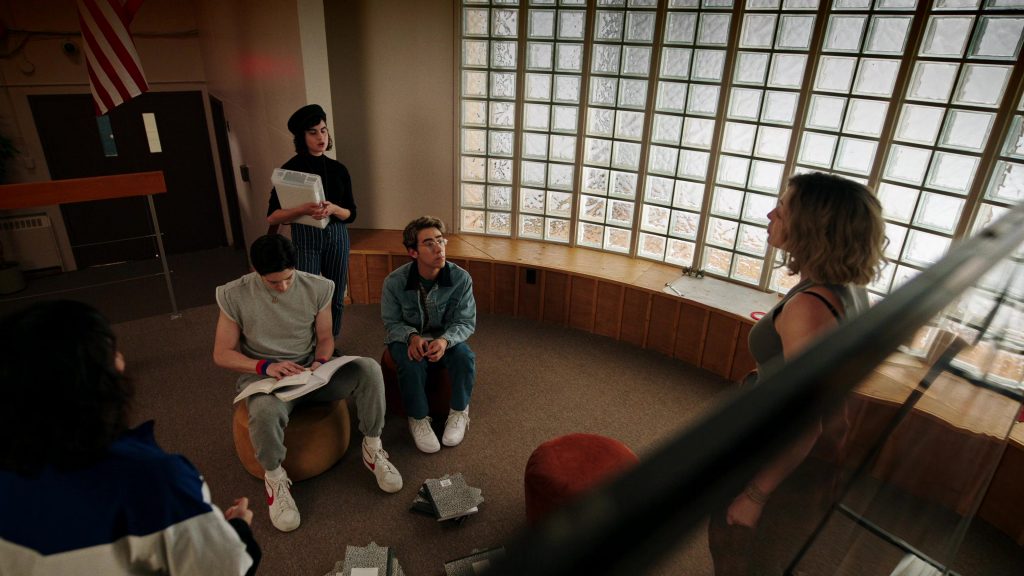 Nike Sneakers in School Spirits S02E03 “Can't Hauntly Wait” (2025) (Image 4)