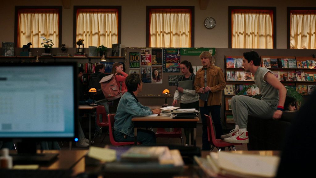 Nike Sneakers in School Spirits S02E05 “Ghost Who's Coming to Dinner” (2025) (Image 3)