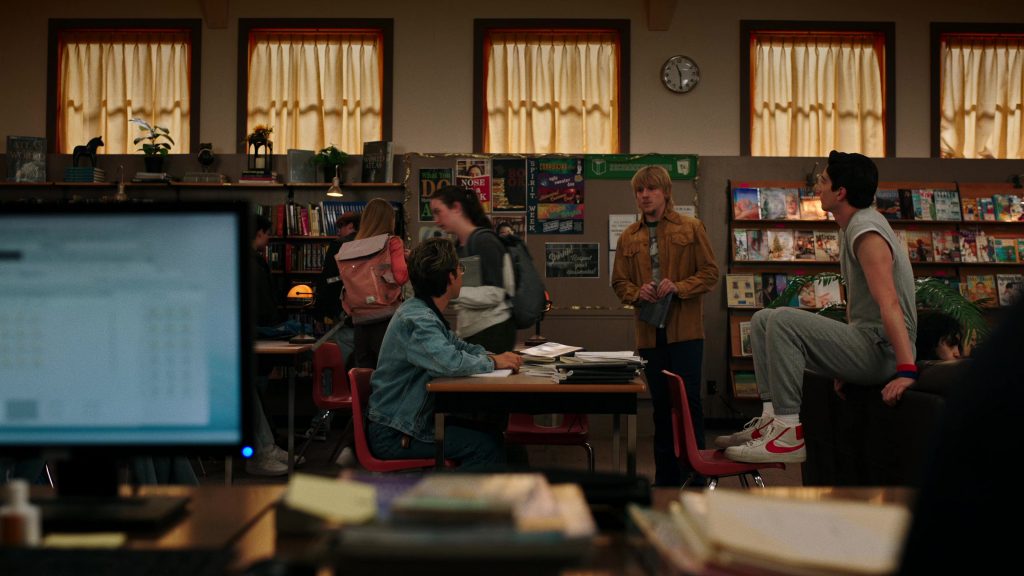 Nike Sneakers in School Spirits S02E05 “Ghost Who's Coming to Dinner” (2025) (Image 4)
