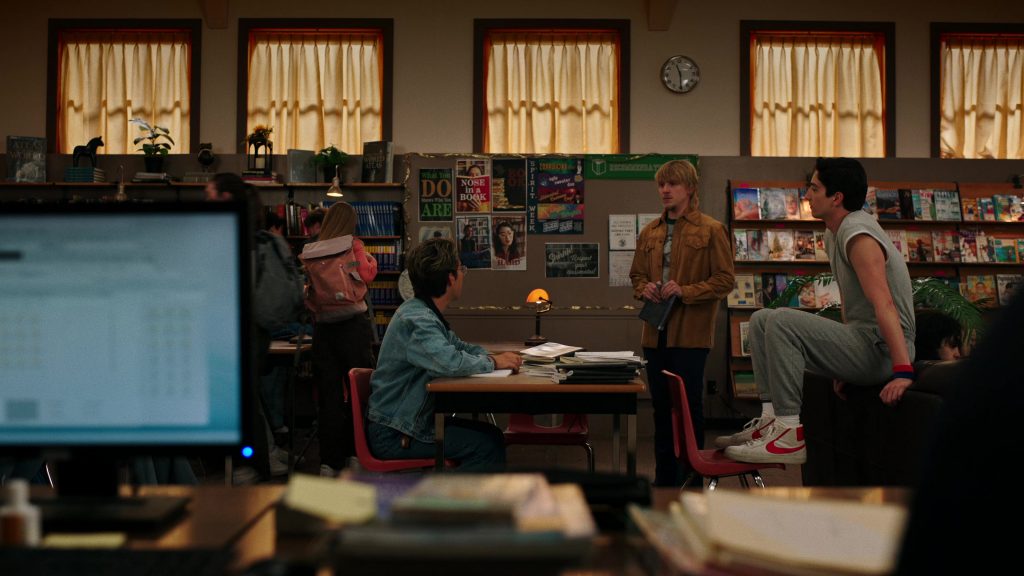 Nike Sneakers in School Spirits S02E05 “Ghost Who's Coming to Dinner” (2025) (Image 5)