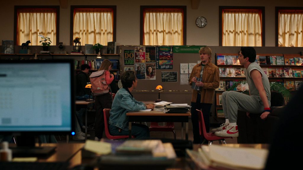 Nike Sneakers in School Spirits S02E05 “Ghost Who's Coming to Dinner” (2025) (Image 6)