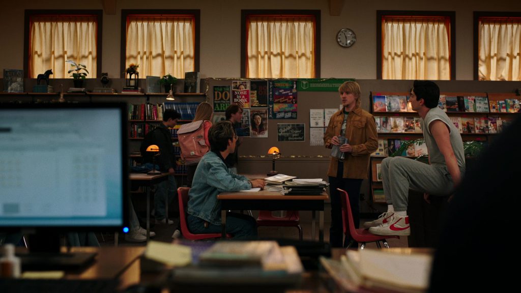 Nike Sneakers in School Spirits S02E05 “Ghost Who's Coming to Dinner” (2025) (Image 7)