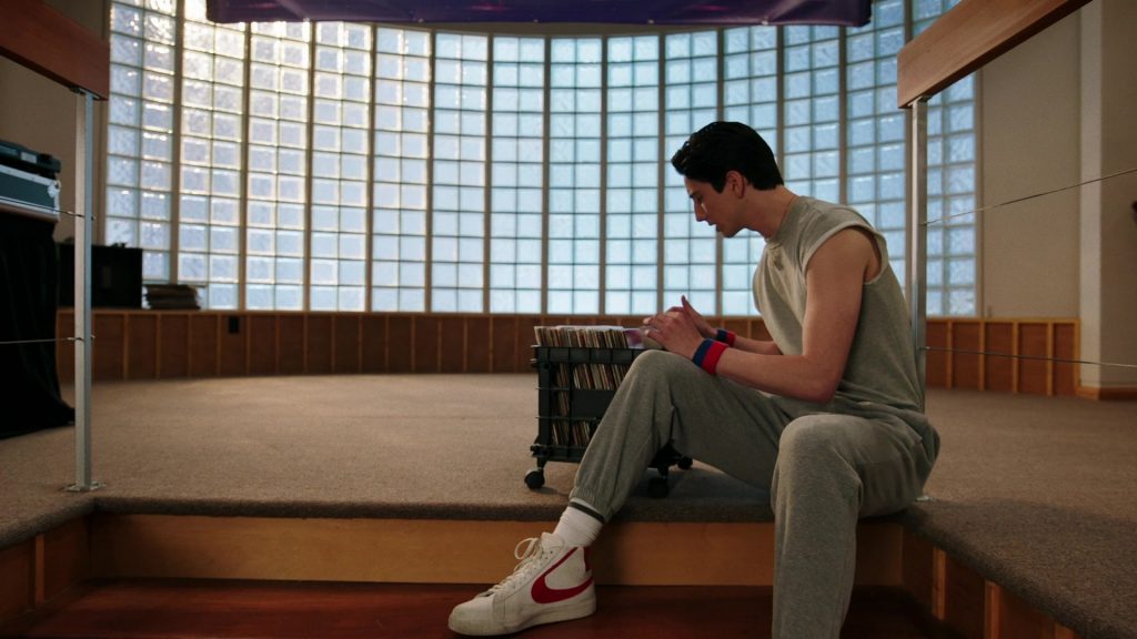 Nike Sneakers in School Spirits S02E06 “Ghost Pointe Blank” (2025) (Image 1)