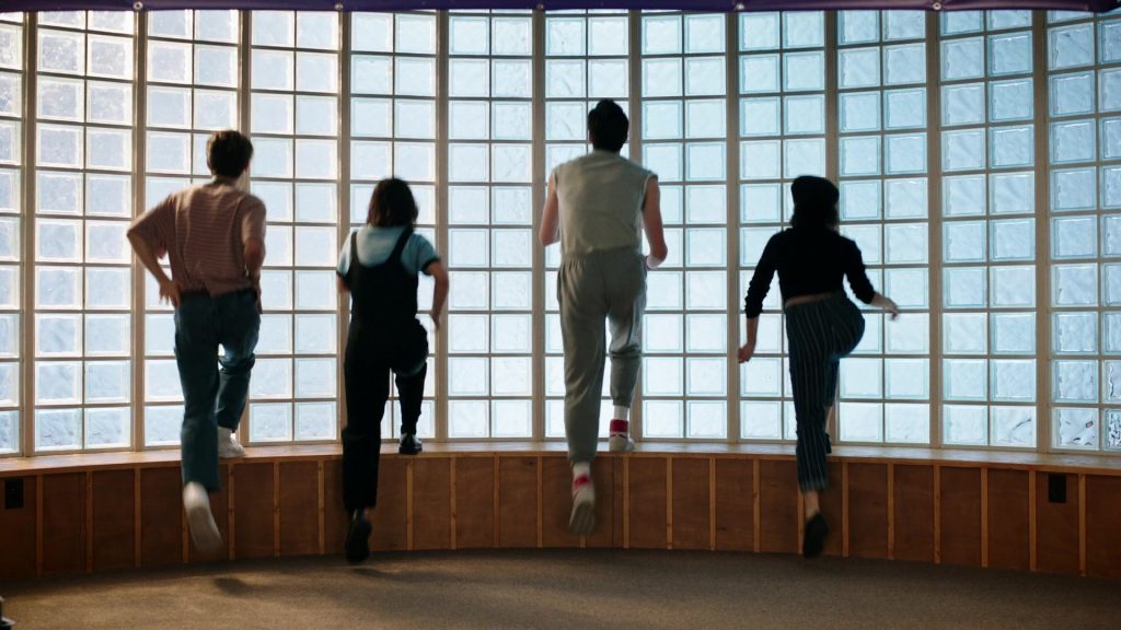 Nike Sneakers in School Spirits S02E06 “Ghost Pointe Blank” (2025) (Image 12)